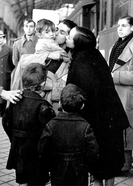 Emigrantes españoles despidiéndose en el puerto